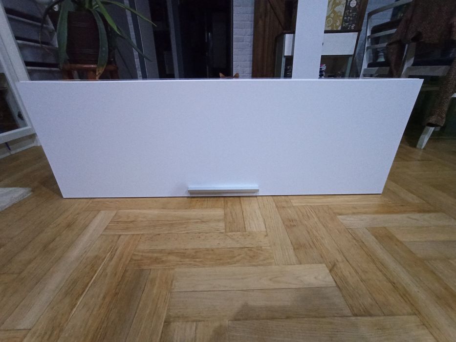 Biała szafka wisząca