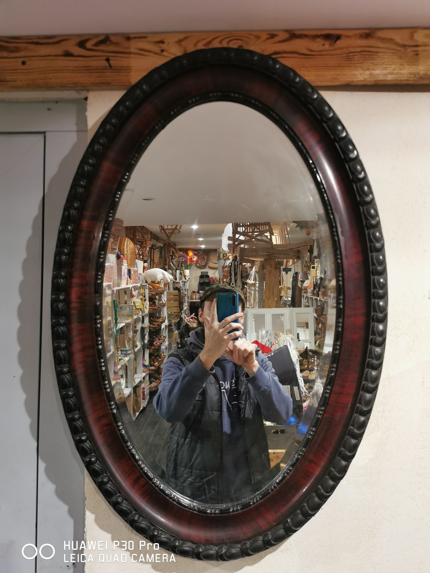 Włoskie lustro w ramie drewnianej