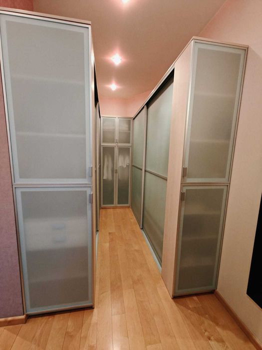 Центр, двокімнатна квартира з якісним  ремонтом та великим гардеробом