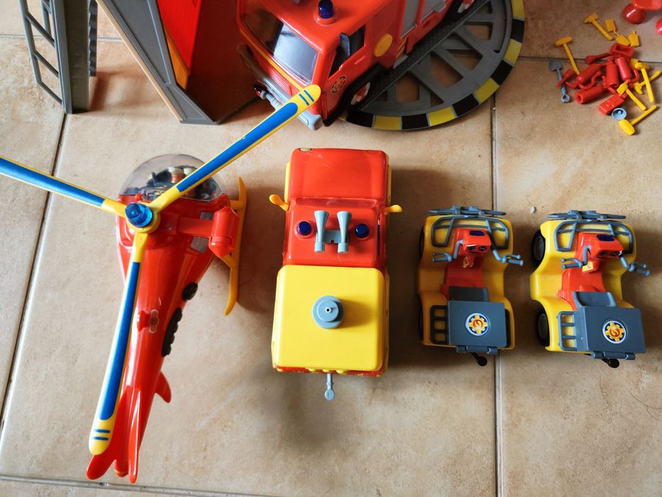 Zestaw strażak sam remiza + latarnia + pojazdy+ dodatki