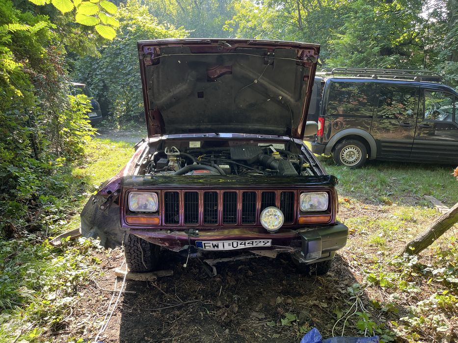 Jeep XJ 4.0L 2000r. Powypadkowy - całość lub na cześci
