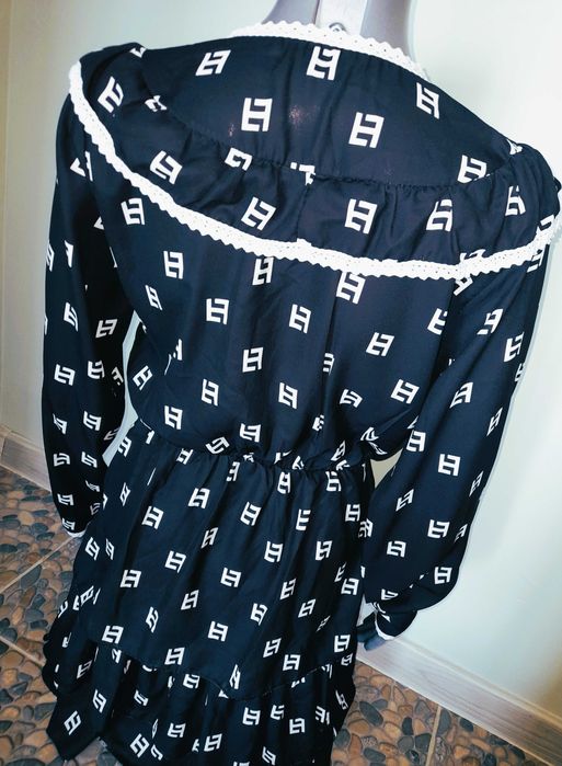 Czarna tiulowa sukienka żabot falbanki