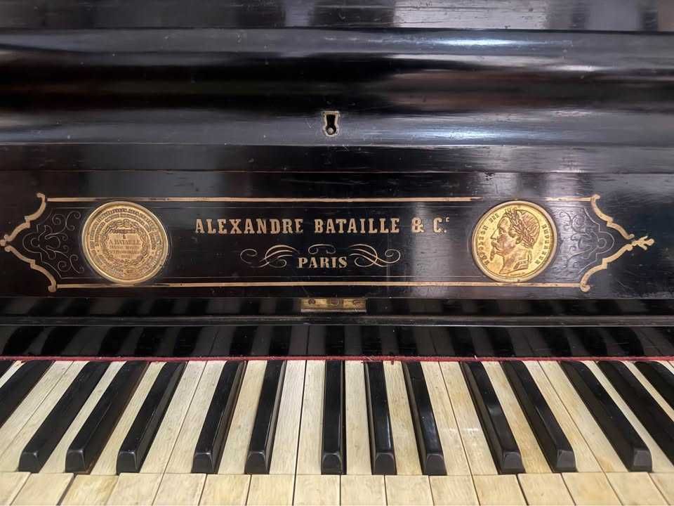 Antigo Piano Vertical Francês "Alexandre Bataille & Ca., Paris"