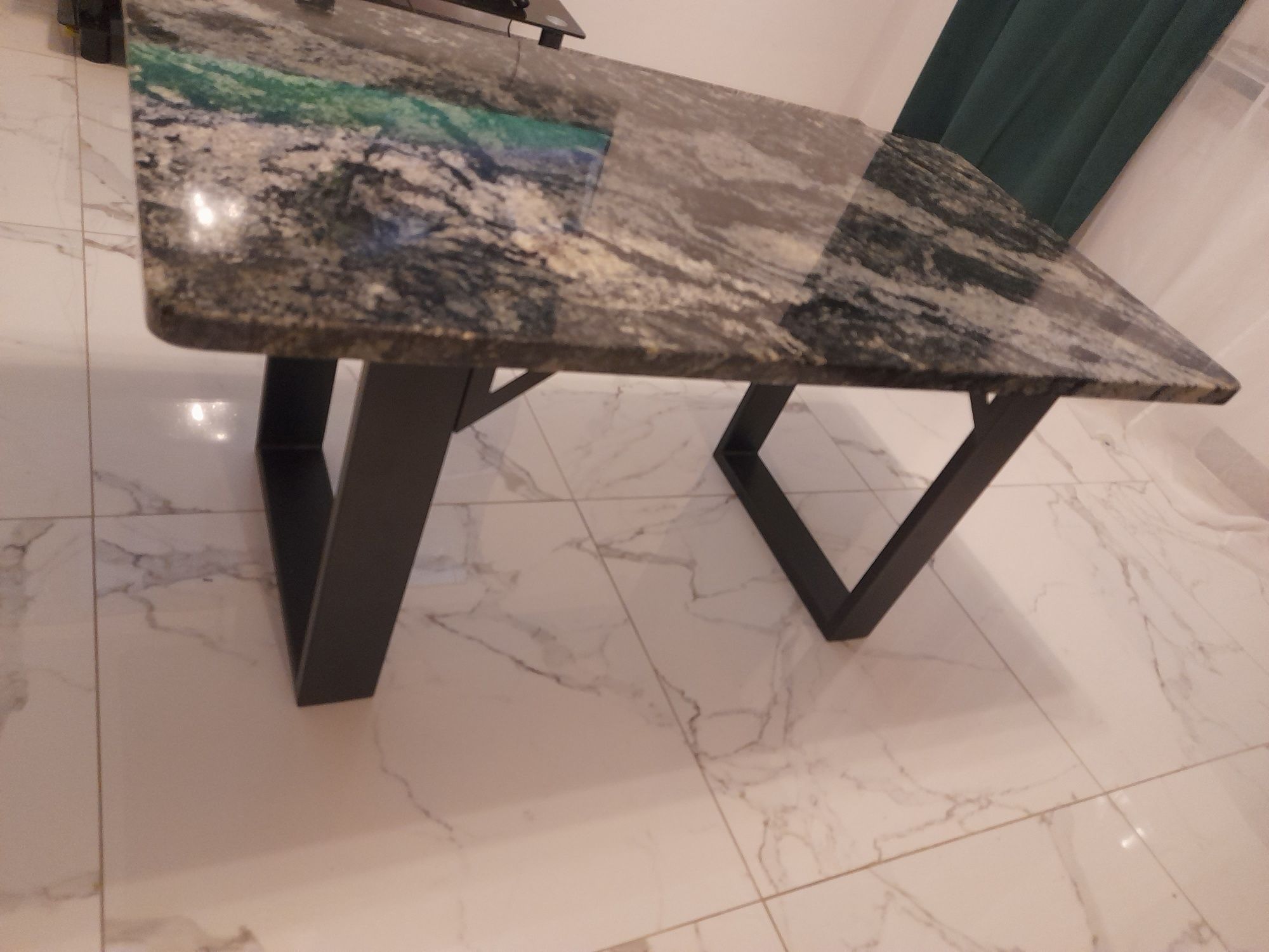 Stolik granitowy w stylu industrialnym