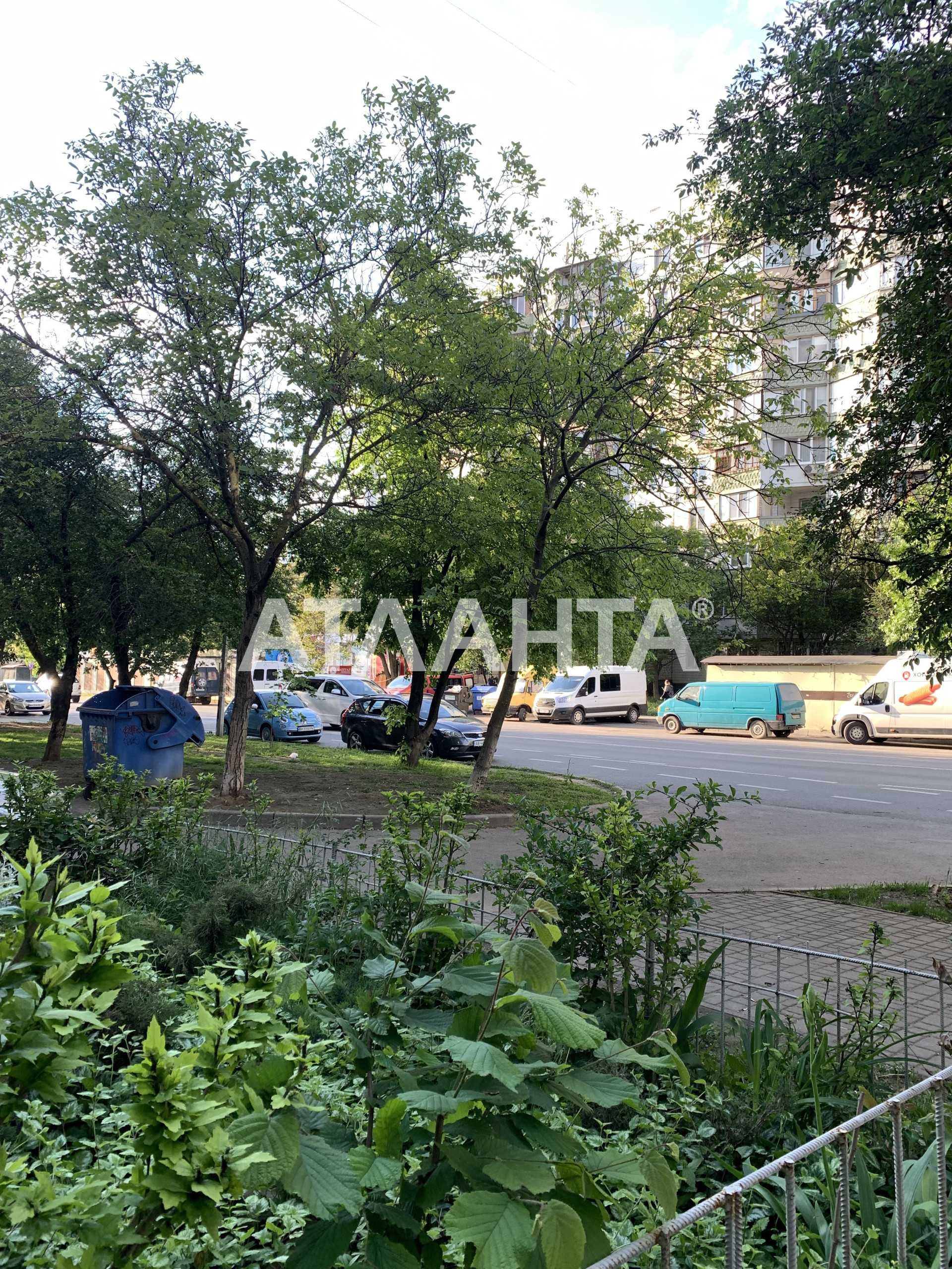 2-х по ул Заболотного- в стояке техкомн. Два фасадных окна