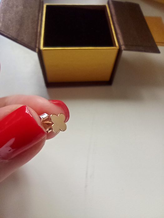 Золота сережка пусета