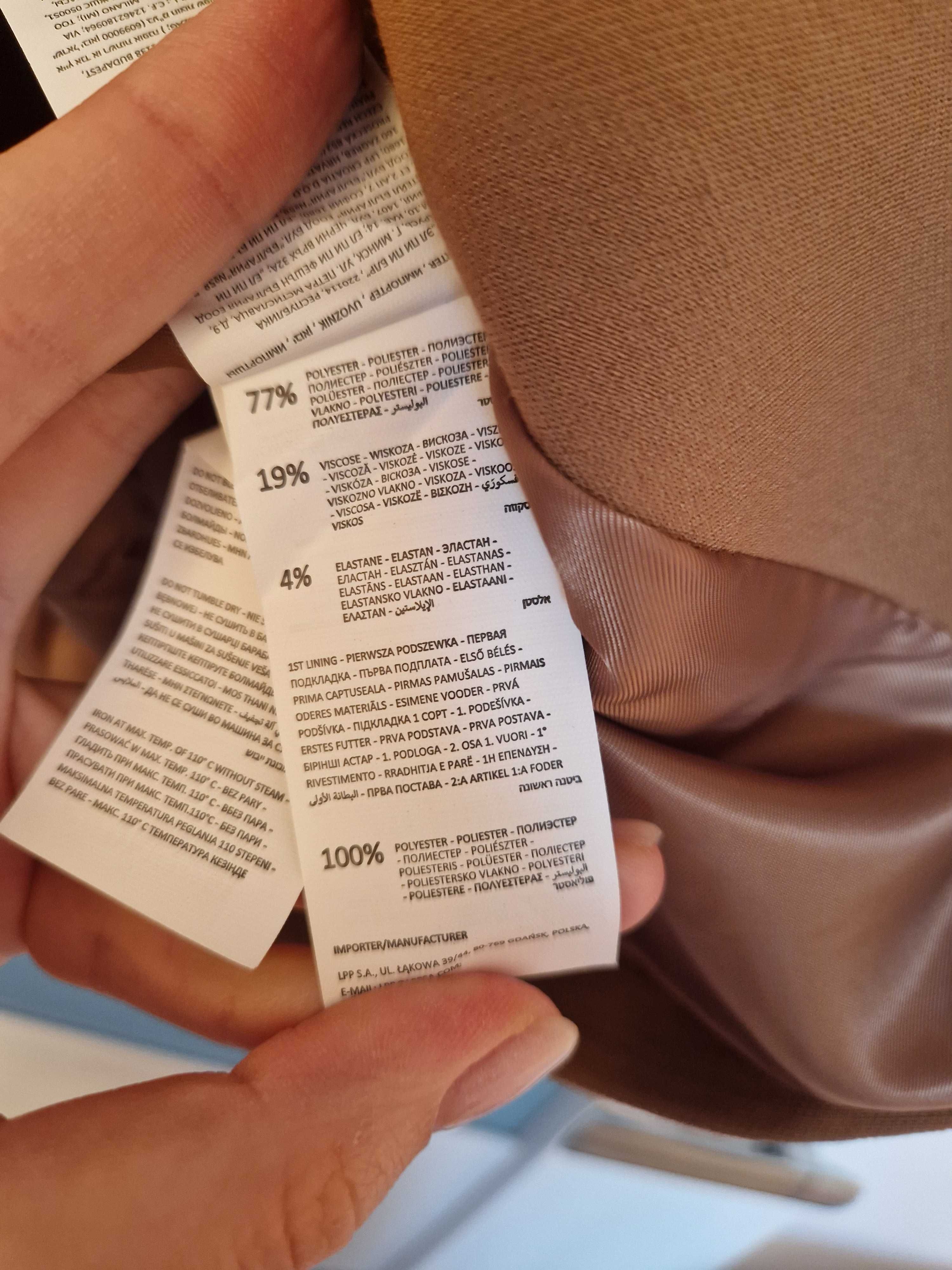 Marynarka z ozdobnymi guzikami camel Reserved