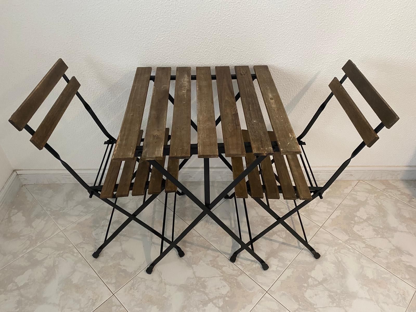 Mesa com duas cadeiras
