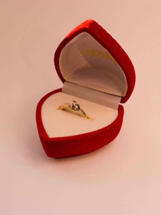 APART Złoty pierścionek z brylantem