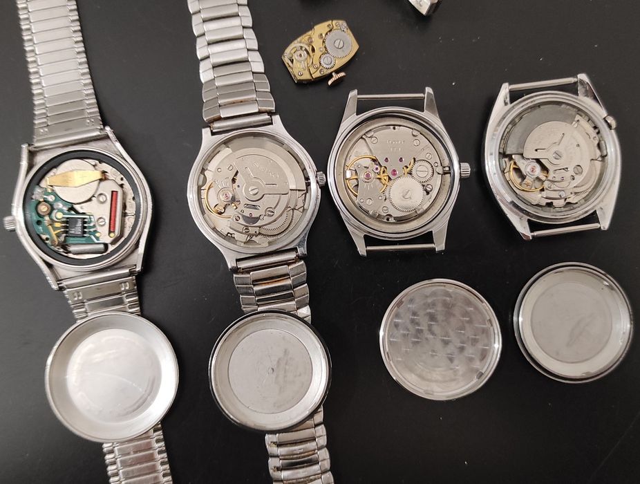 6 Relógios mecânicos e 1 de quartzo.
6 Relógios 
6 Relógios mecânicos