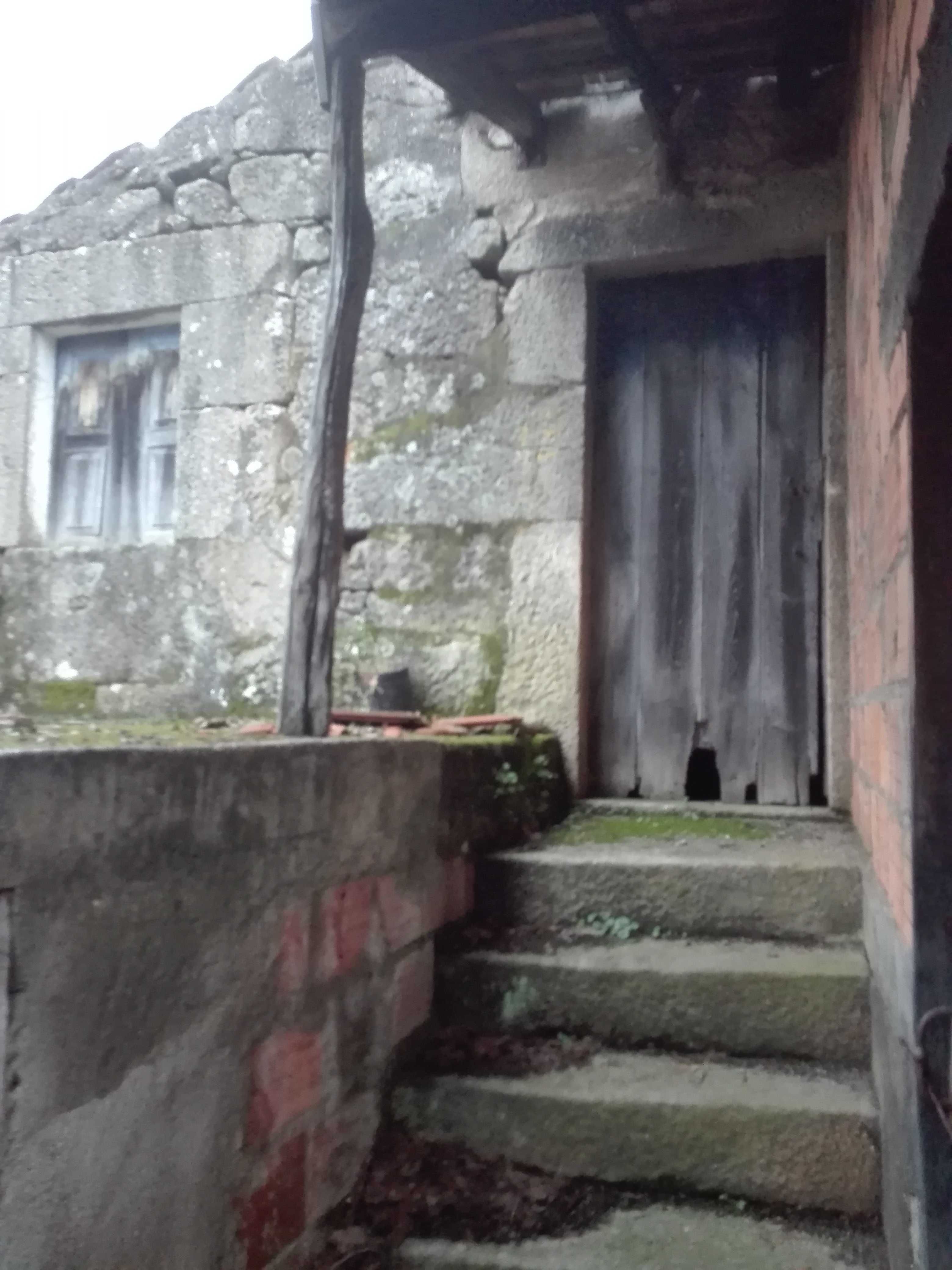Casa antiga em ruinas a 10 Km de Viseu com ou sem dois terrenos
