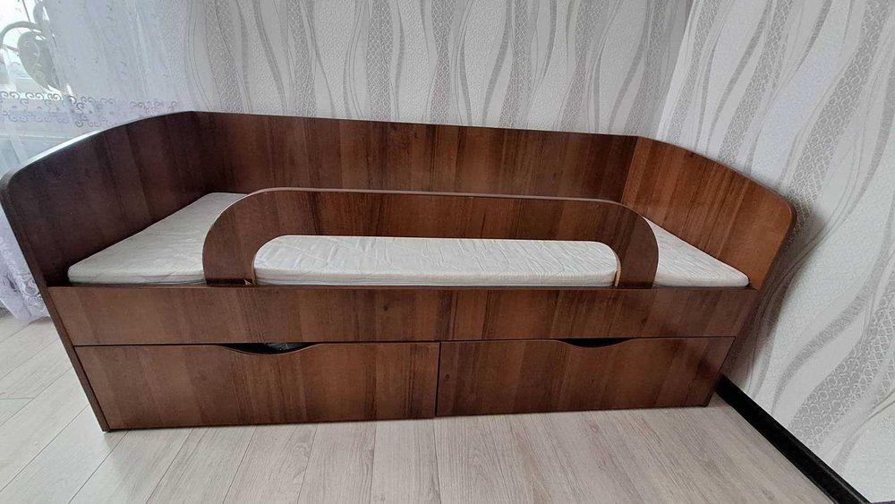 Дитяче ліжко з матрацом