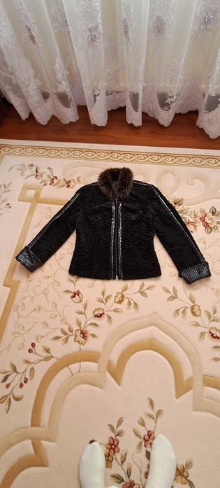 Жіночий піджак. Комір з натурального хутра.