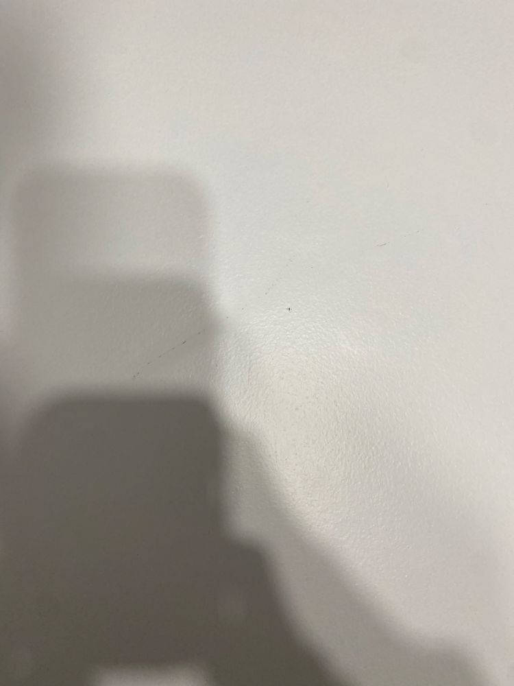 Mesa de madeira pintada de branco