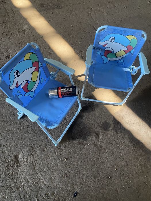 Пара дитячих пляжних крісел