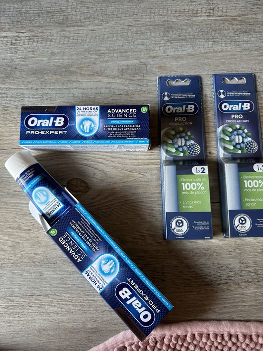 Kit de recargas e pasta de dentes oral B