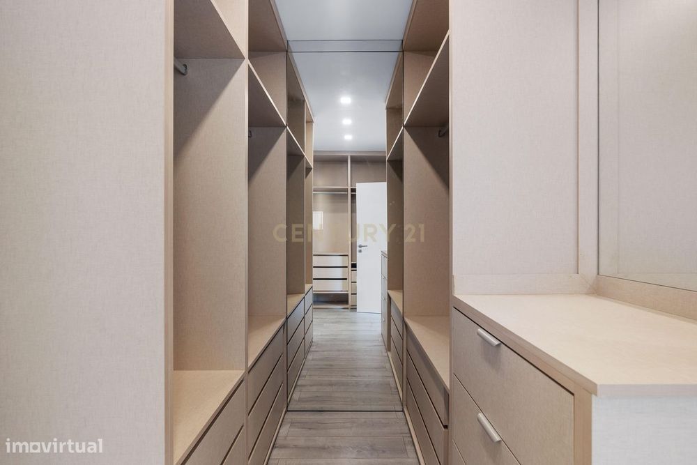 Moradia T4+1 em Famões: Luxo, Conforto e Vista Deslumbrante