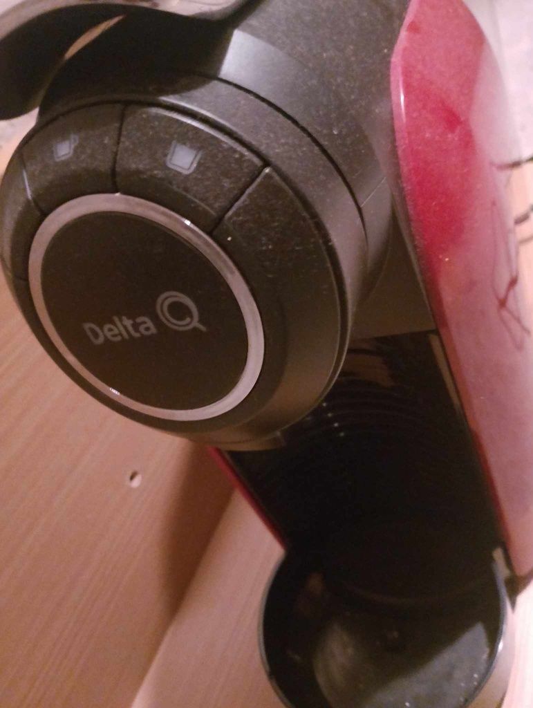 Ekspres do kawy ze spieniaczem mleka czerwony Delta