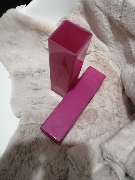 Dwa wazony w kolorze fuksji.