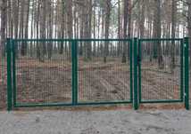 Brama skrzydłow z furtką wypełniona panelem 6/5/6