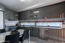 Apartamento T3 com 3 frentes em zona residencial