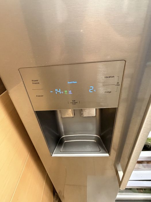 Loduwka samsung z kostkarką i wodą