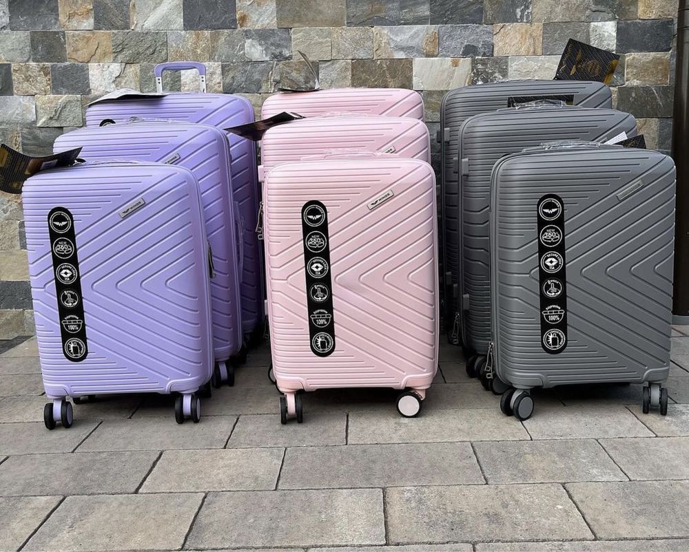 Дорожний чемодан валіза Полипропилен Нові wings на 8 колес