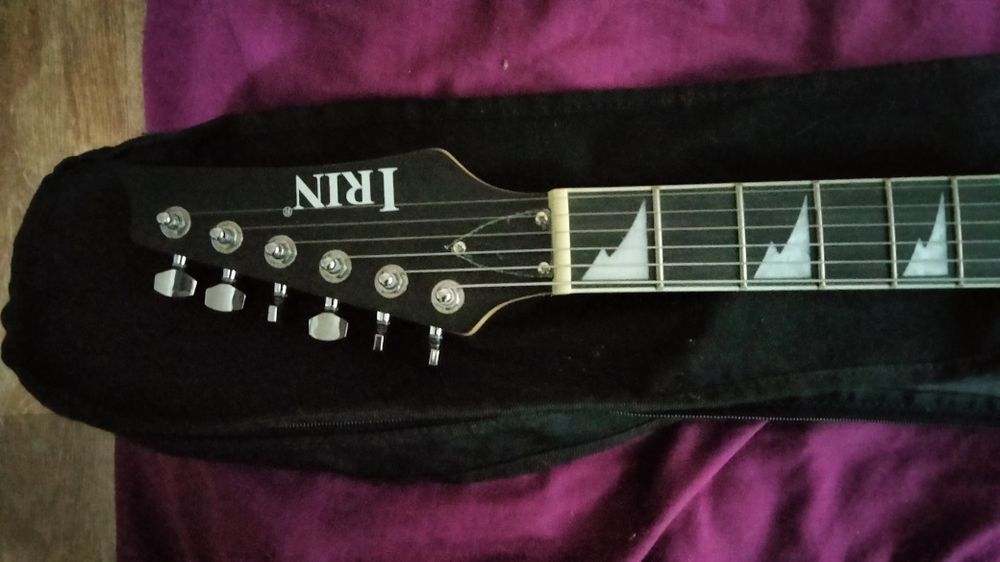 Электрогитара формы суперстрат