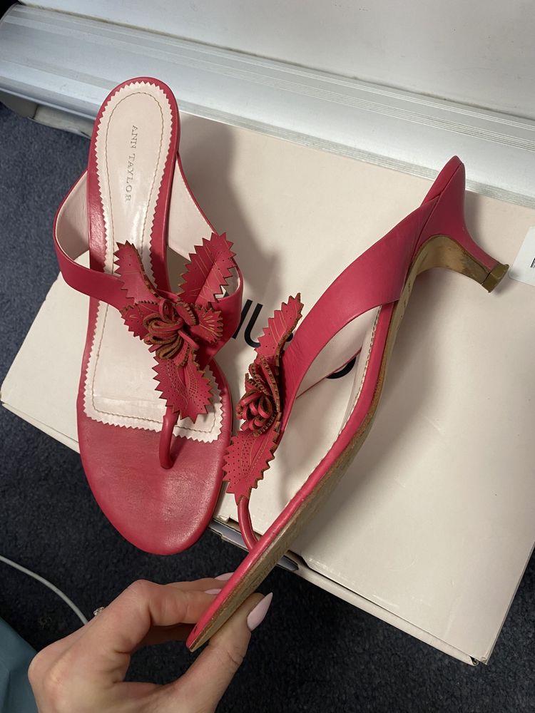 Brazylijskie buty klapki japonki na szpilce sandały Ann Taylor
