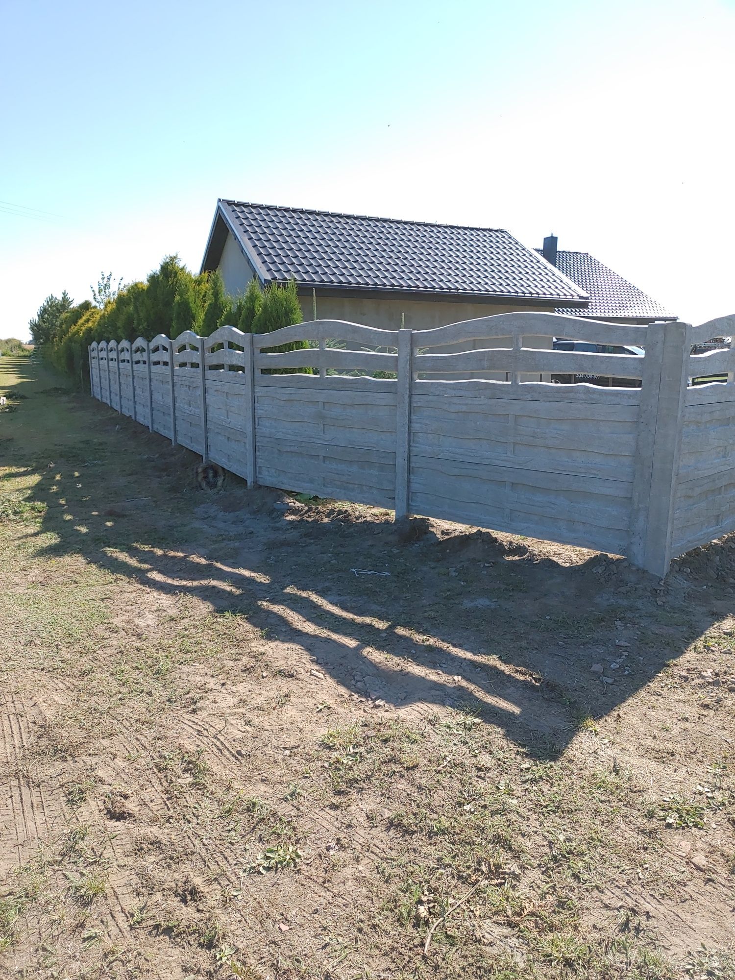 Montaż i malowanie  ogrodzeń betonowych