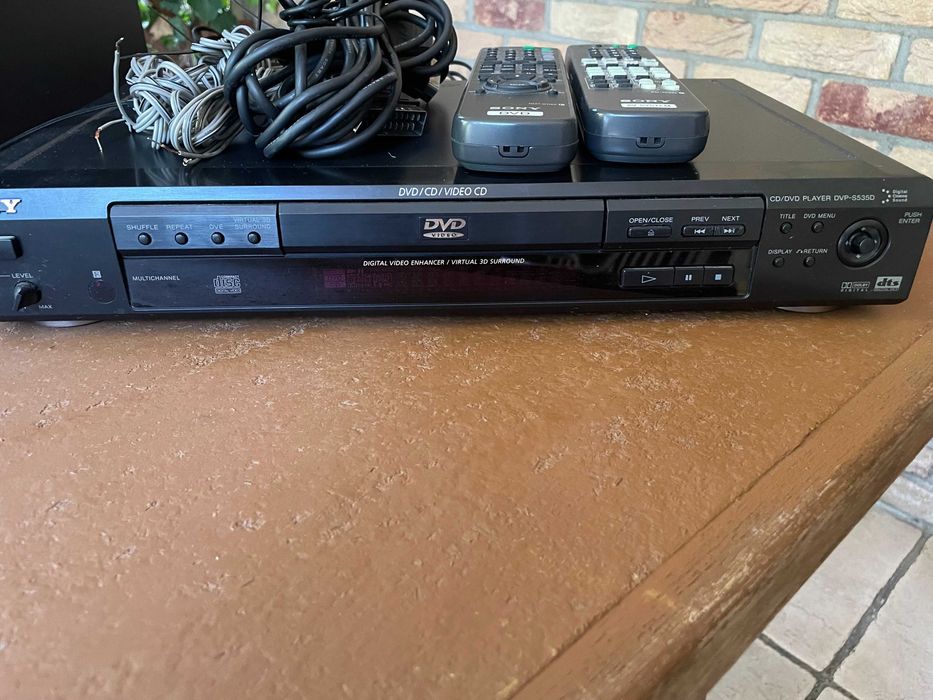 kino domowe marki Sony, trzy głośniki, tuner, odtwarzacz cd/dvd