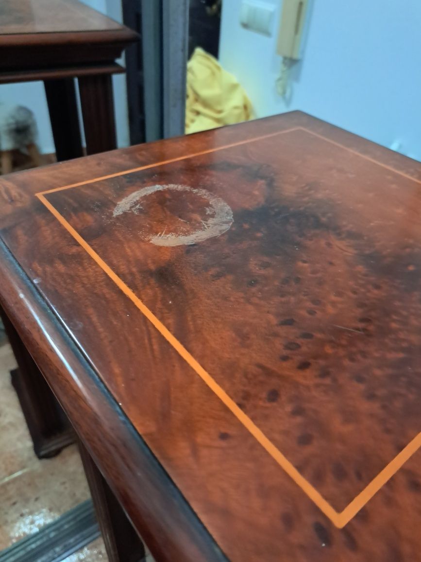 Coluna/mesa  de apoio em madeira