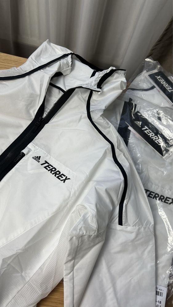 Жіноча бігова вітровка Adidas Terrex нова оригінал куртка біла