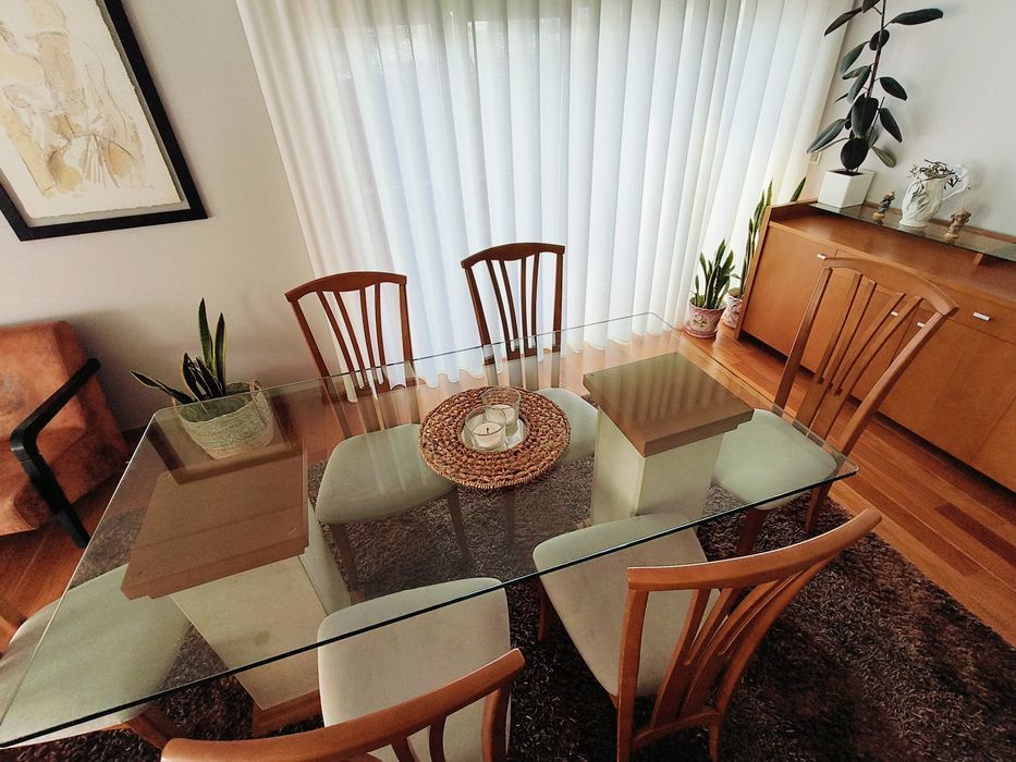 Mobília de Sala Cadeiras, mesa e aparador