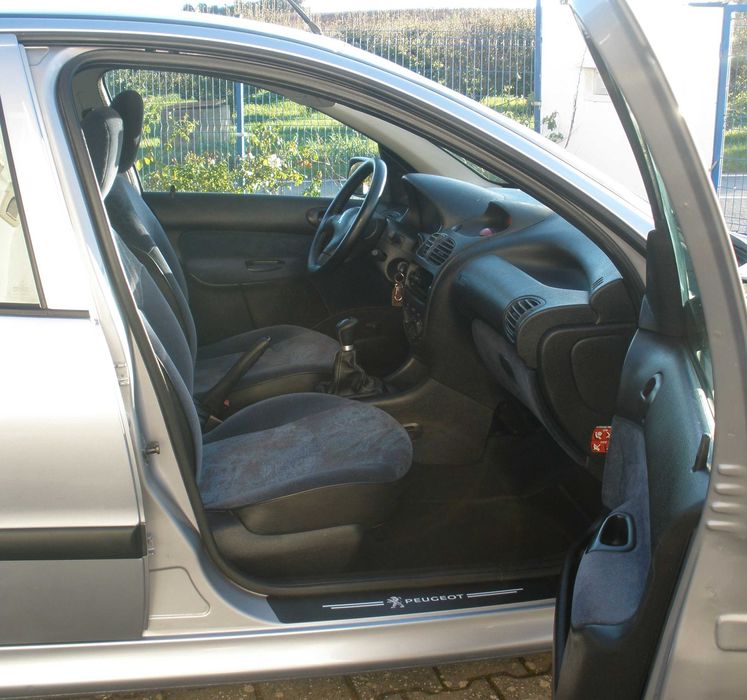 Peugeot 206. Poucos kms. Impecável. Comprove