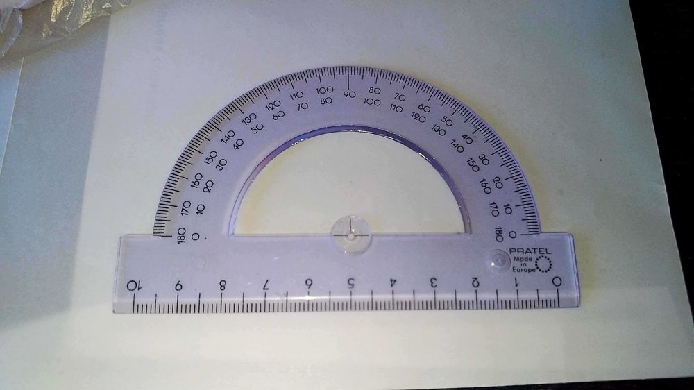 Niebieski kątomierz przybory szkolne matematyka