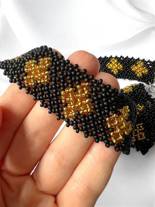 Ręcznie robiony koralikowy naszyjnik z czarno-złotym wzorem