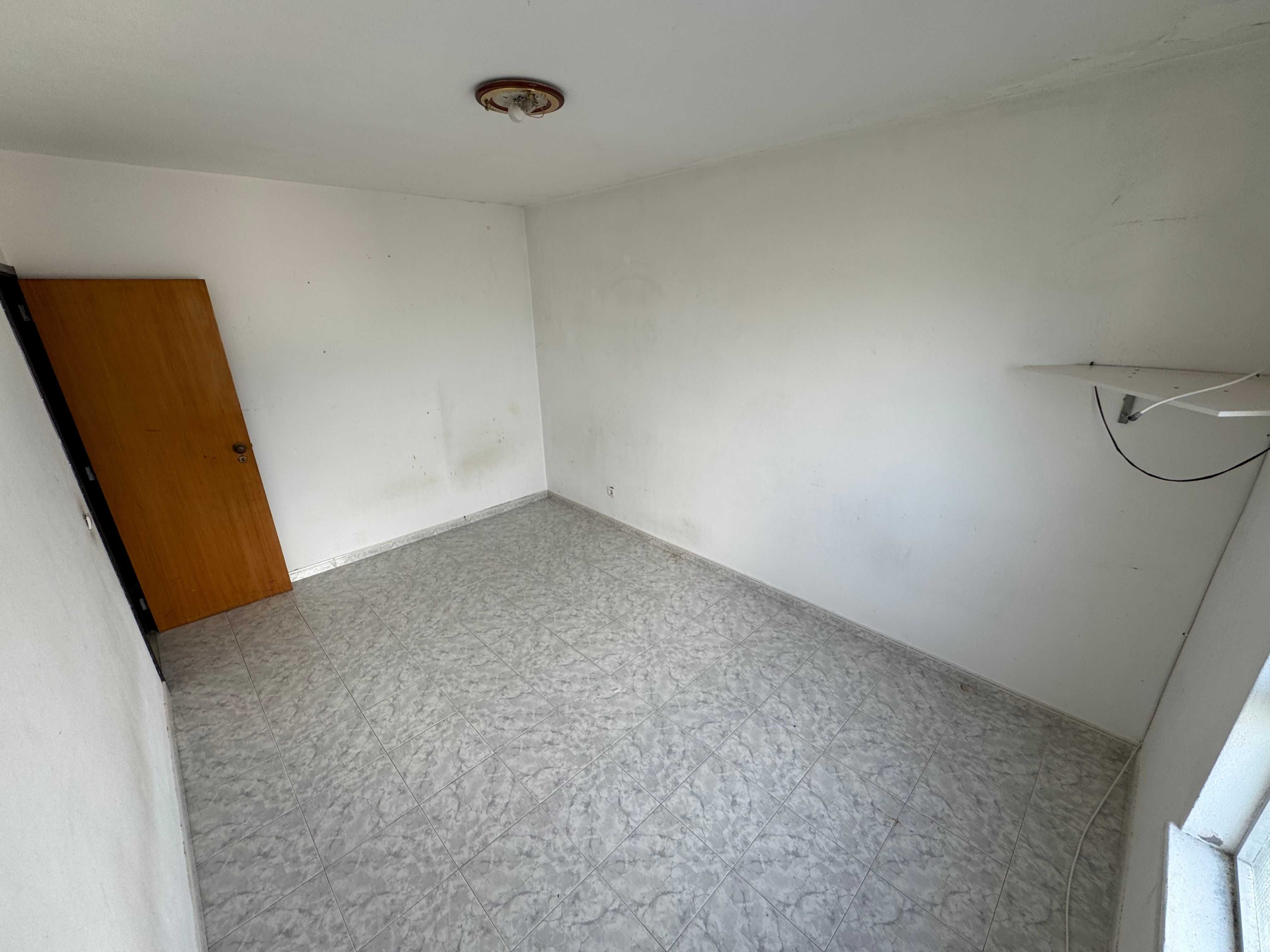 T3 espaçoso, com arrecadação e 2 casas de banho