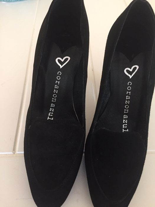 Sapatos em pele tamanho 35, novos .