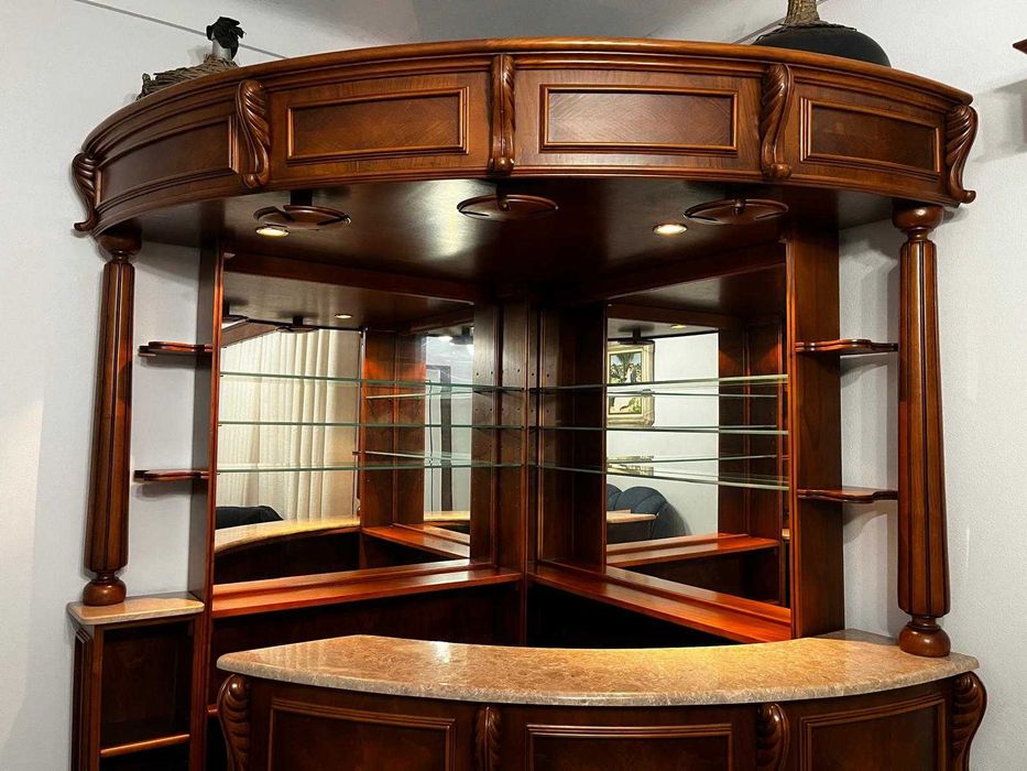 Móvel de Bar em Madeira de Lei – Completo, com Luz e Suporte de Copos