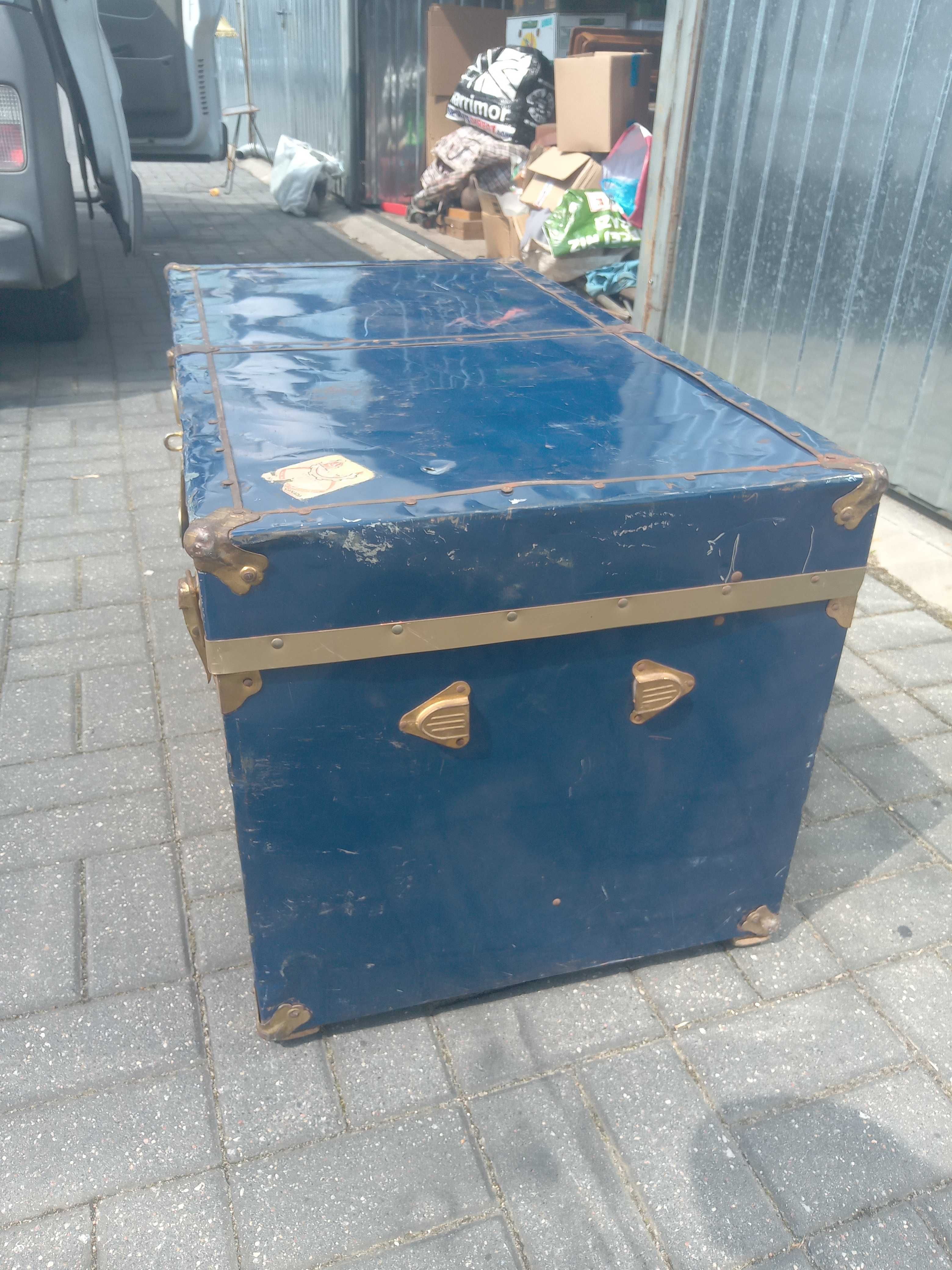 Stary metalowy kufer skrzynia vintage