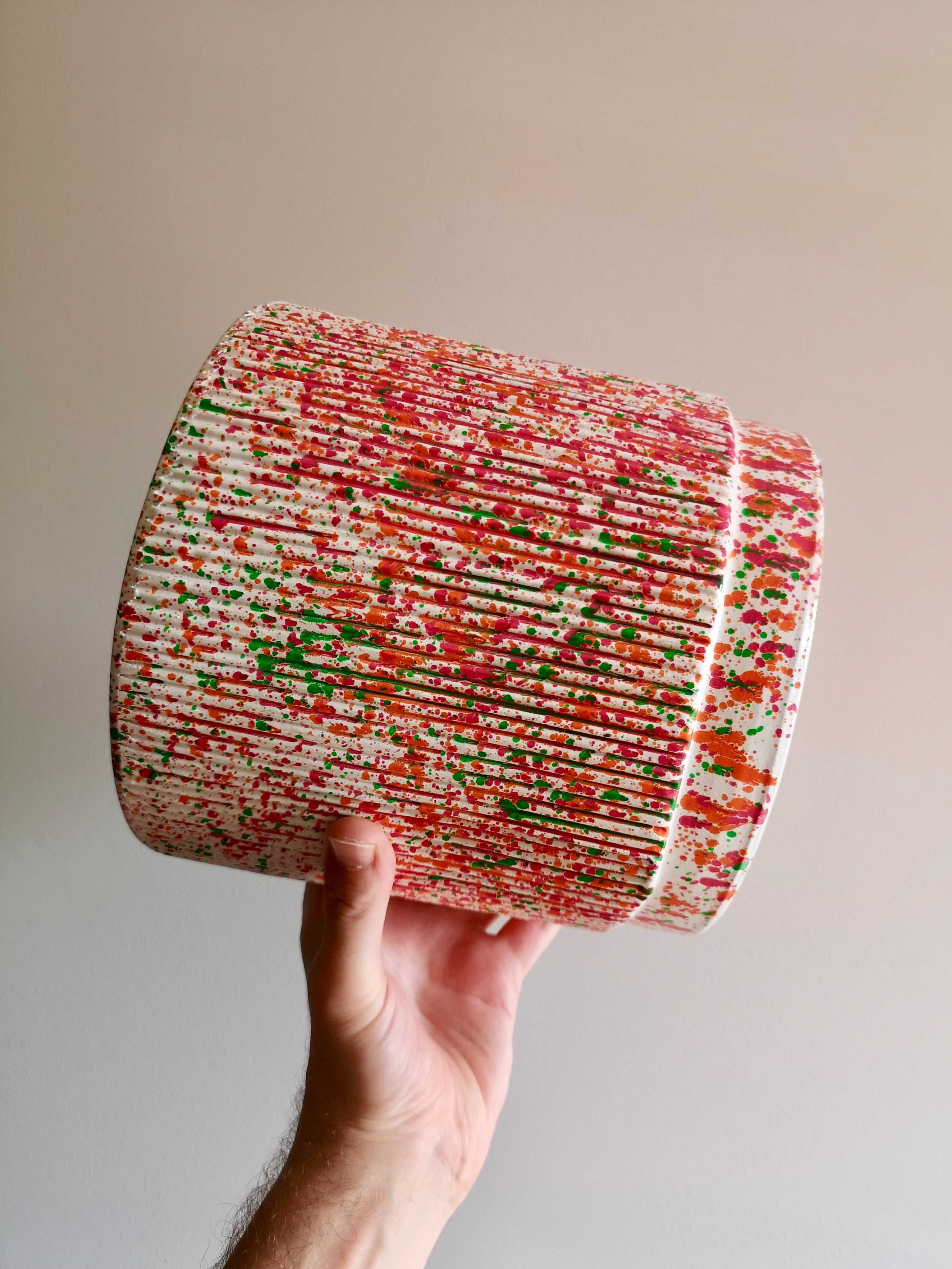 Vaso em barro pintado à mão, com padrão salpicado, multicolorido