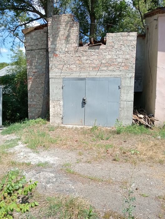 Гараж в центральній частині міста.(5-ий коопер.,)двох поверх. Недобудо