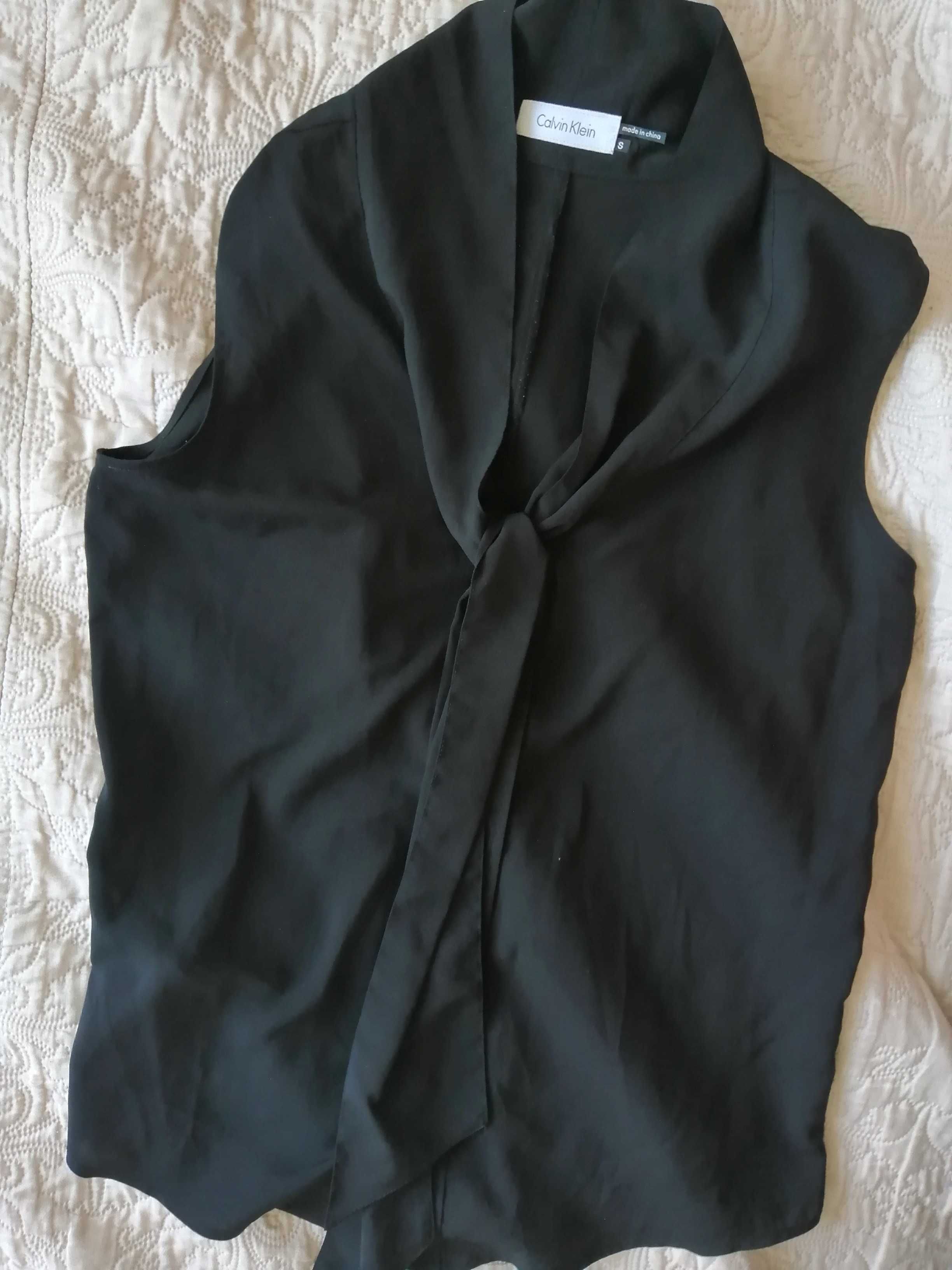 damska bluzka wizytowa czarna bez rękawów marka Calvin Klein rozmiar S