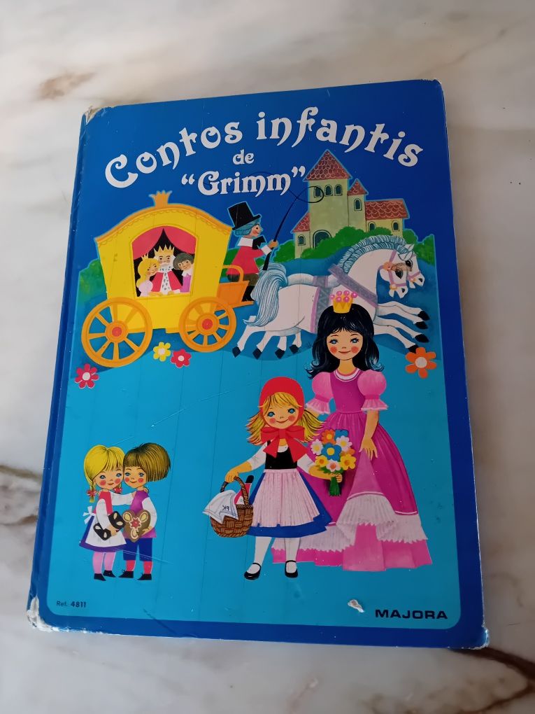 Livro Infantil Contos Infantis de " Grimm "