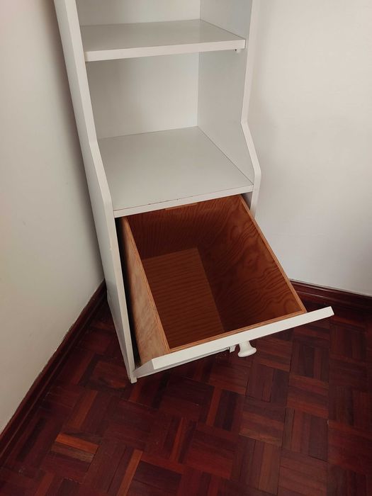 Móvel branco casa de banho com cesto para roupa suja