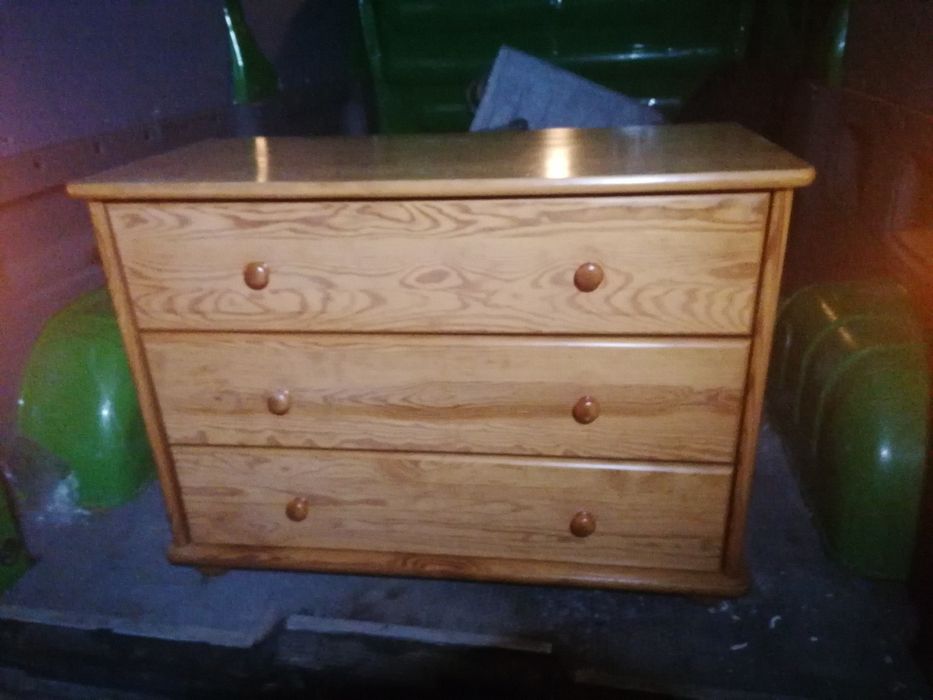 Sprzedam komodę sosnowa z trzema szufladami
