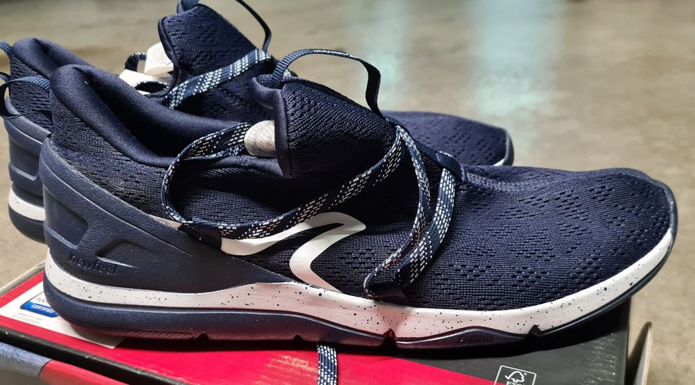 Tenis Decathlon novos n 45-46 
PvP 29 eur.
sandálias novos na caixa de