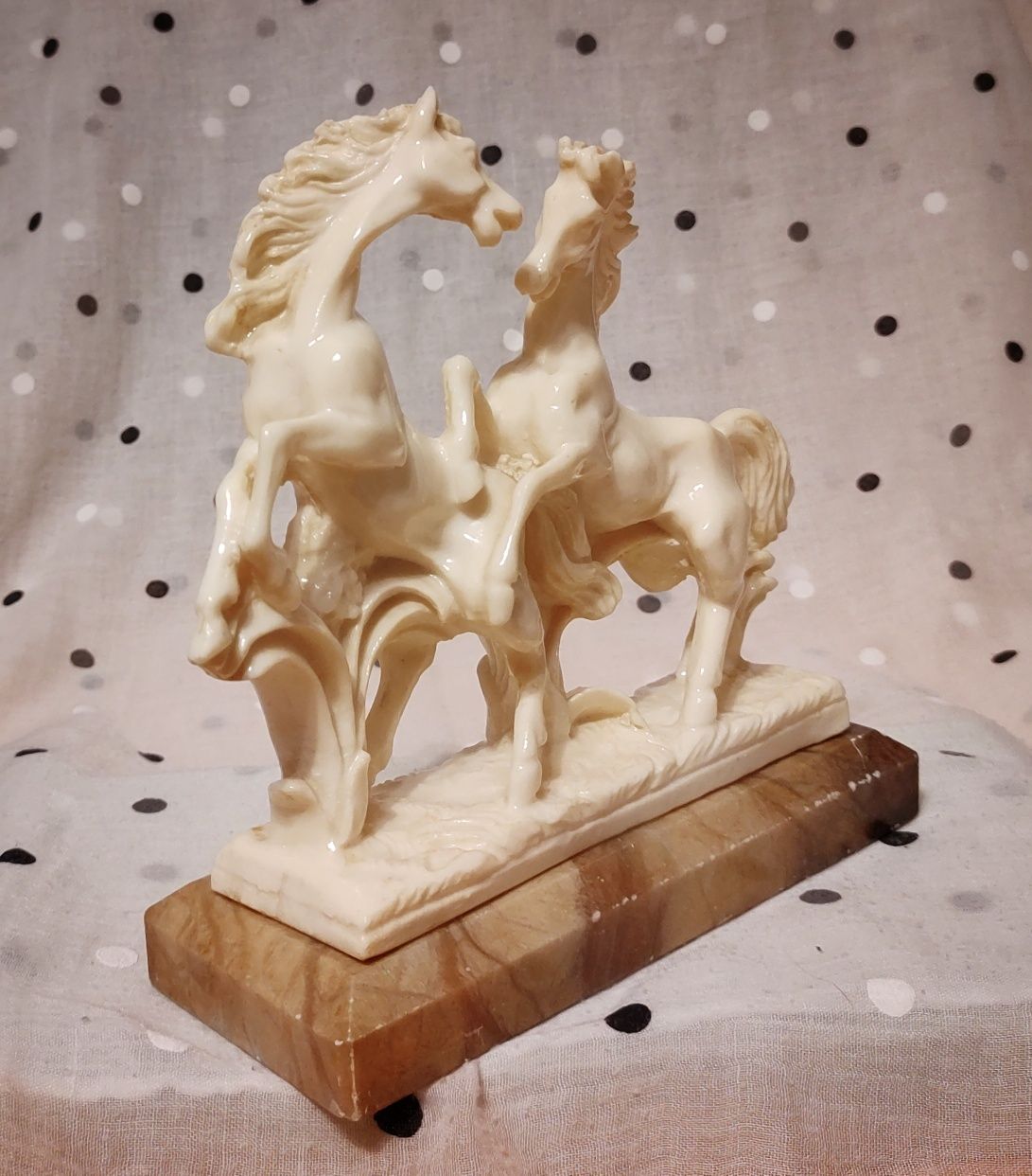 Konie, figurka, statuetka, rzeźba na kamiennej podstawie.