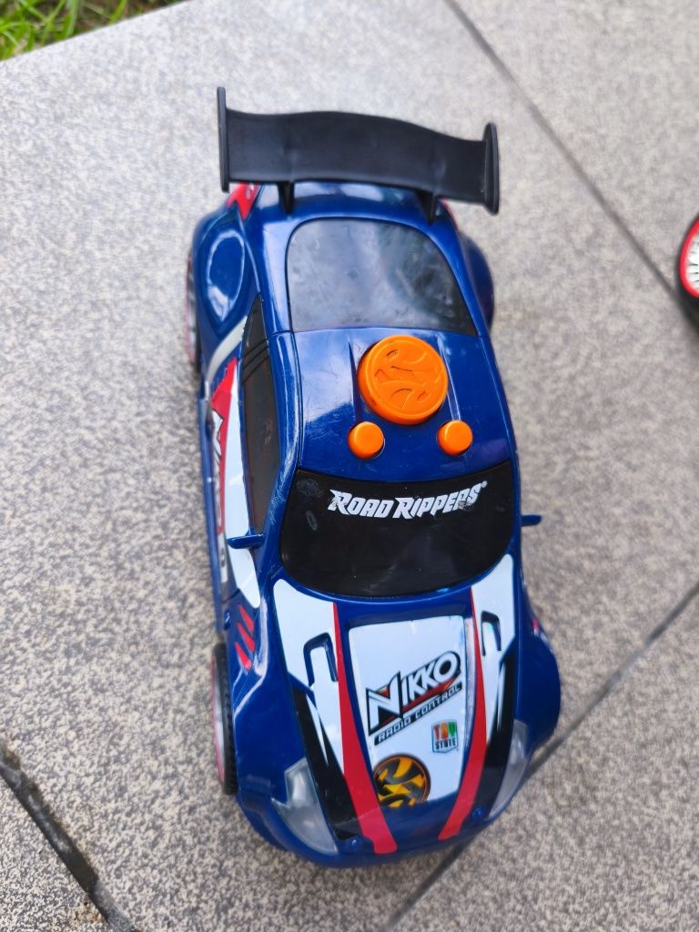Samochód pająk Hot Wheels i interaktywny pojazd Niko